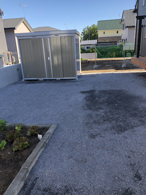 物置と砕石を敷き込みました